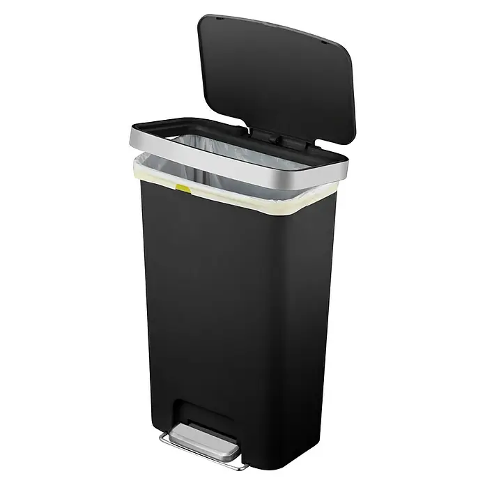 Vepa Bins Treteimer Hana - 45 l, Kunststoff, Schwarz - Ein schwarzer, eckiger Treteimer mit geöffnetem Deckel und einem silbernen Pedal. Ein Müllbeutel ist sichtbar.