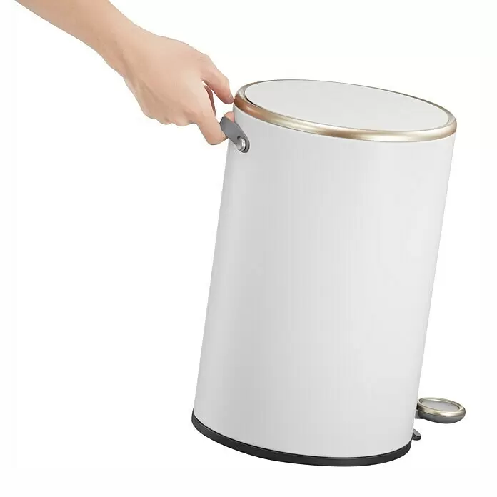 Vepa Bins Treteimer Cosmo - 12 l, Edelstahl, Weiß - Weißer Abfalleimer mit Goldrand, grauem Griff und Fußpedal, eine Hand hält den Griff.