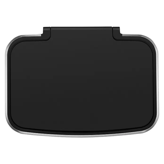 Vepa Bins Treteimer Hana - 45 l, Kunststoff, Schwarz - Bild einer schwarzen, rechteckigen Klappe mit abgerundeten Ecken und einem silbernen Rand. Das Produkt ist auf einem schwarzen Hintergrund isoliert.