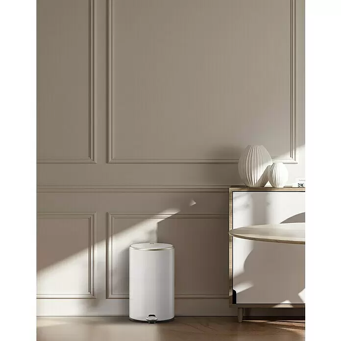 Vepa Bins Treteimer Cosmo - 12 l, Edelstahl, Weiß - Weißer zylindrischer Mülleimer mit Goldrand und Pedal auf Holzboden in modernem Raum.