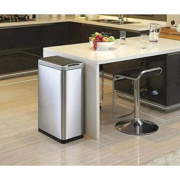 Vepa Bins Sensormülleimer Phantom - 45 l, Edelstahl, Mattschwarz - Ein moderner, silberfarbener, automatischer Mülleimer mit Sensor steht in einer stilvollen Küche neben einer Küchentheke.