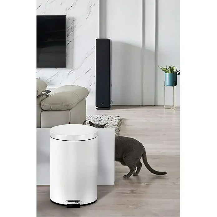 Vepa Bins Treteimer Trittmülleimer Venus - 20 l, Metall, Weiß - Eleganter, weißer Treteimer mit schlankem Design, ideal für Bad oder Küche. Eine Katze schleicht im Hintergrund herum.