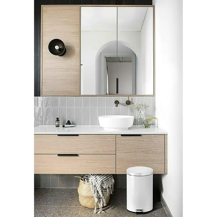 Vepa Bins Treteimer Trittmülleimer Venus - 12 l, Metall, Weiß - Elegantes Badezimmer-Interieur mit einem modernen Waschtisch aus hellem Holz, einem runden Aufsatzwaschbecken und stilvollen Details.