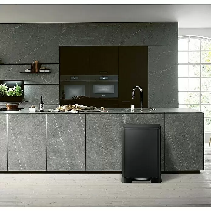 Vepa Bins Treteimer Neo-Cube Recycling - 46 l, Edelstahl, Schwarz - Schwarzer Treteimer in einer modernen Küche mit grauen Marmorfronten.
