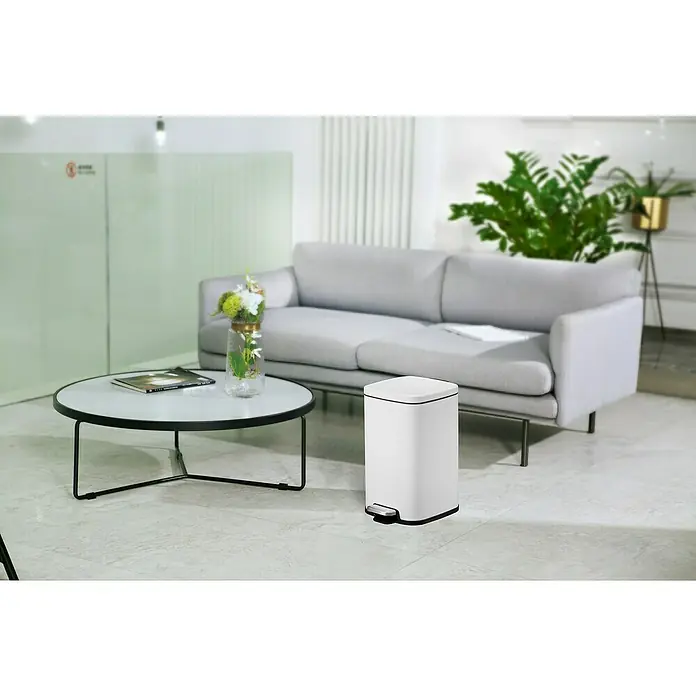 Vepa Bins Treteimer Stella - 12 l, Stahl, Weiß - Moderne Wohnzimmeraufnahme mit stilvollem Sofa, Tisch und einem weißen Treteimer, der für Ordnung und Sauberkeit sorgt.