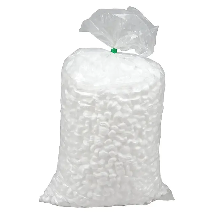 Material de relleno para jaulas de mascotas - 0,05 m³ - Una bolsa de plástico transparente llena de cacahuetes de embalaje blancos, sellada con una brida verde. Ideal para proteger los productos delicados durante el transporte.