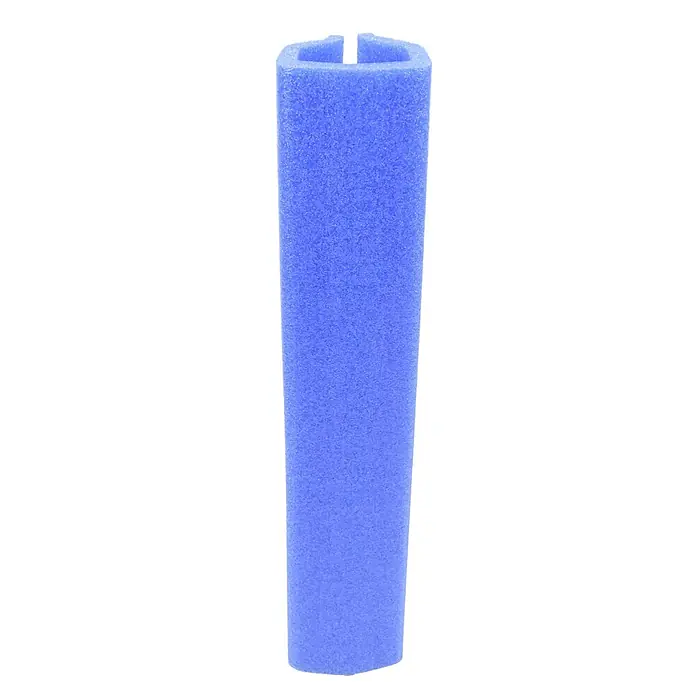 Cantonera de espuma - Largo: 4 m, Espuma de polietileno - Primer plano de un protector de espuma de piscina azul claro, utilizado para proteger las escaleras de la piscina, sobre un fondo negro.