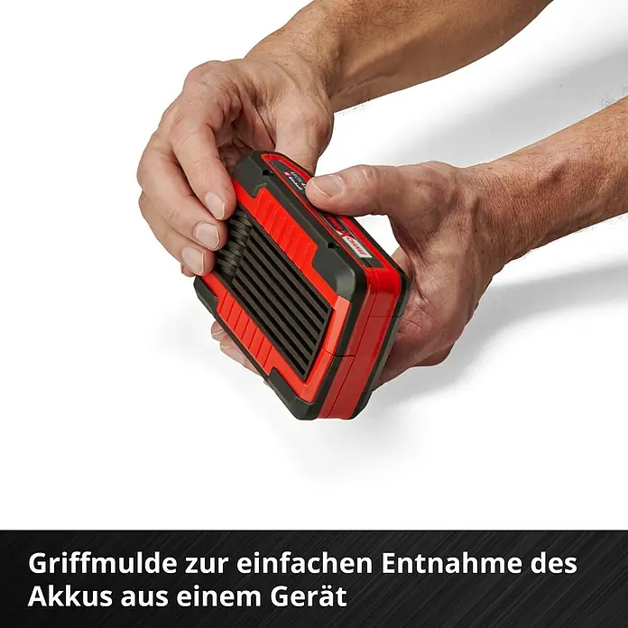 Einhell Power X-Change 18V Akku - 18 V, 4 Ah - Nahaufnahme einer roten und schwarzen Batterie, die von zwei Händen gehalten wird.