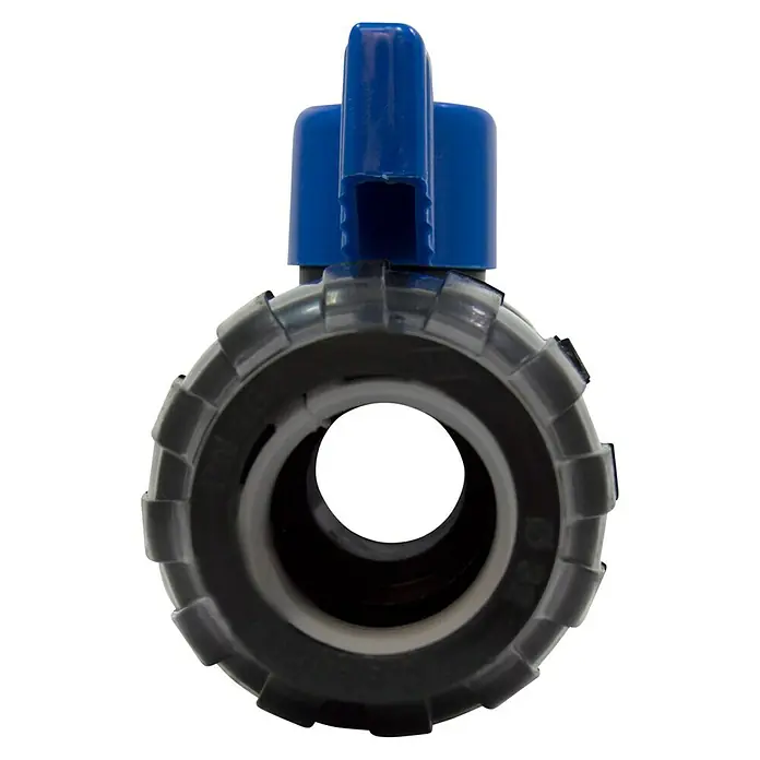 Válvula esférica PE para riego - Diámetro: 32 mm, Polietileno - Primer plano de una válvula de bola de PVC con mango azul y cuerpo acanalado, ideal para aplicaciones de fontanería.