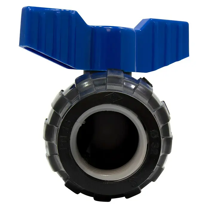 Válvula esférica PE para riego - Diámetro: 32 mm, Polietileno - Detalle de una válvula de bola de PVC azul con accesorio gris y sello negro, ideal para tuberías de agua y sistemas de riego.