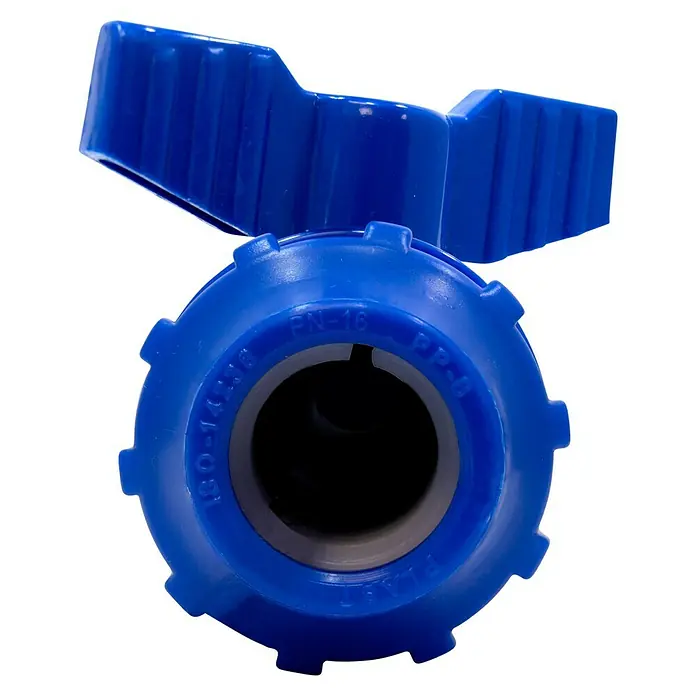 Válvula esférica PE para riego - Diámetro: 20 mm, Polietileno - Primer plano de una válvula de bola azul con mango estriado y las inscripciones "PN-16" y "PP-B".