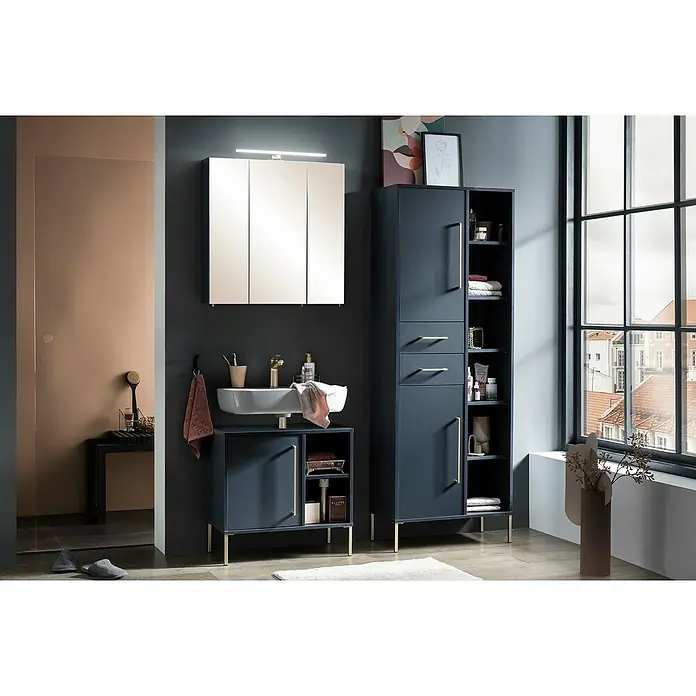 Schildmeyer Kent Hochschrank - 67,1 x 33,1 x 184,3 cm, Nachtblau - Elegantes Badezimmerensemble in Dunkelblau mit goldenen Akzenten, bestehend aus Waschtischunterschrank, Spiegelschrank und Hochschrank.