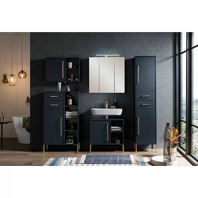 Schildmeyer Kent Oberschrank - 66,8 x 16 x 48,4 cm, Nachtblau - Dunkelblaues modernes Badmöbel-Set mit goldenen Griffen, Waschtisch, Spiegelschrank und hohen Schränken, in einem stilvollen Badezimmer.