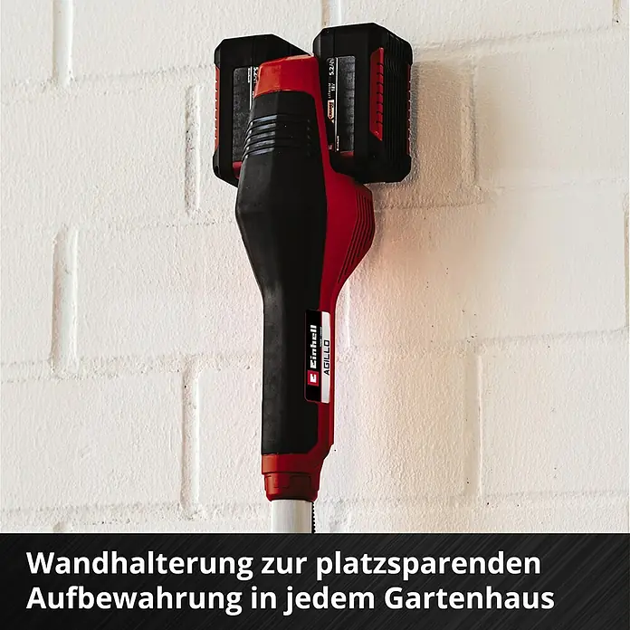 Einhell Power X-Change 18V Akku-Motorsense 36/255 BL-SOLO - 36 V, Li-Ionen, Ohne Akku - Ein Einhell AGILLO Akku-Rasentrimmer, platzsparend an einer Wandhalterung montiert, ideal für die Gartenhausaufbewahrung.