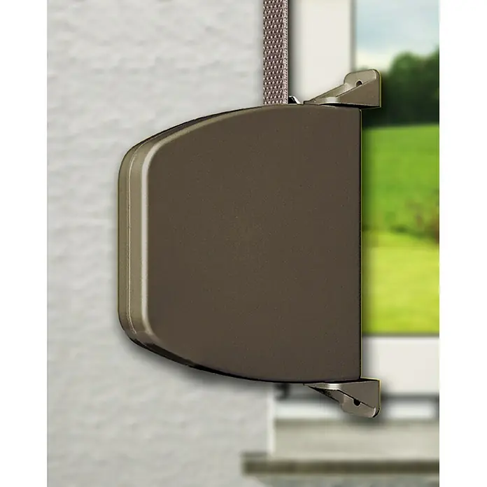 Schellenberg Recogedor de cinta de persiana 50803 - Distancia entre orificios: 170 mm, Giratorio 180°, Marrón - Primer plano de una caja de persiana enrollable marrón con soportes, montada en una pared junto a una ventana.