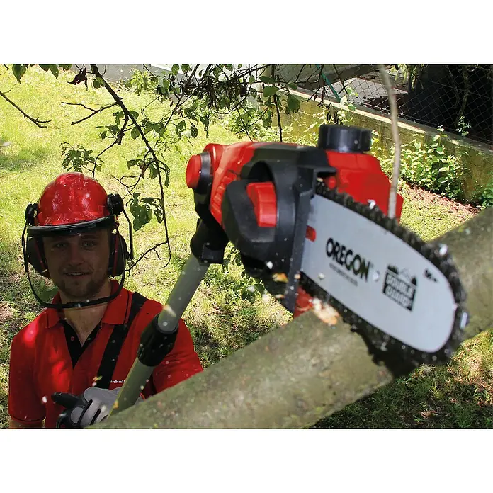 Einhell Power X-Change 18V Akku-Multifunktionswerkzeug GE-HC 18 Li T-Solo - 18 V, Li-Ionen, Ohne Akku, Schnittlänge: 40 cm - Ein Mann schneidet mit einer roten Oregon-Stangensäge einen Ast. Die Stangensäge ist leistungsstark und für Baumpflegearbeiten geeignet.