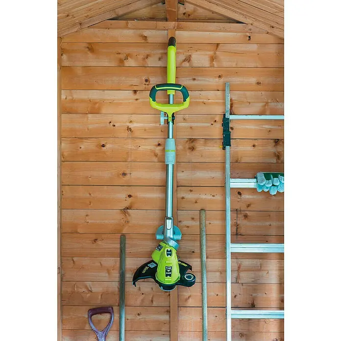 Ryobi Elektro-Rasentrimmer RLT6130 - 600 W, Schnittbreite Faden: 30 cm - Eine Ryobi Akku-Grasschere hängt an einer Holzwand, mit einem gelben Griff und einem schwarzen Trimmerkopf, ordentlich verstaut für den nächsten Einsatz.