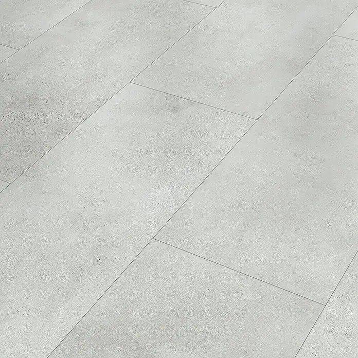 Classen Designbodenmuster Pro Nature Milford - 310 x 203 x 4 mm, Fliesenoptik - Ansicht von hellgrauen Fliesen, die ein modernes und stilvolles Bodendesign darstellen. Die Fliesen sind rechteckig und im versetzten Verband verlegt.
