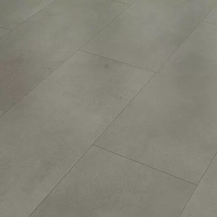 Classen Designboden Pro Nature - Killelton, Fliese, 638 x 310 x 4 mm - Graue, rechteckige Bodenfliesen mit subtiler Textur, in versetztem Muster verlegt.