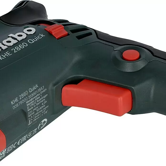 Metabo Kombihammer KHE 2860 Quick Set - 880 W, 3,2 J, SDS-Plus-Aufnahme - Nahaufnahme eines dunkelgrün/grauen Metabo KHE 2860 Quick Bohrhammers mit rotem Abzug, rotem Ein-/Ausschalter und Produktetikett.