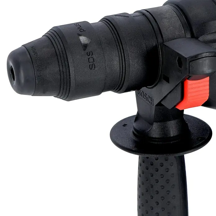 Bosch Professional AMPShare 18V Akku-Kombihammer GBH 18V-26 F - 18 V, 2 Akkus, 5,5 Ah, 2,6 J, Inkl. Staubabsaugung - Nahaufnahme einer Bosch SDS-Bohrmaschine, die Details des Bohrfutters, des Griffs und des roten Auslösers zeigt.