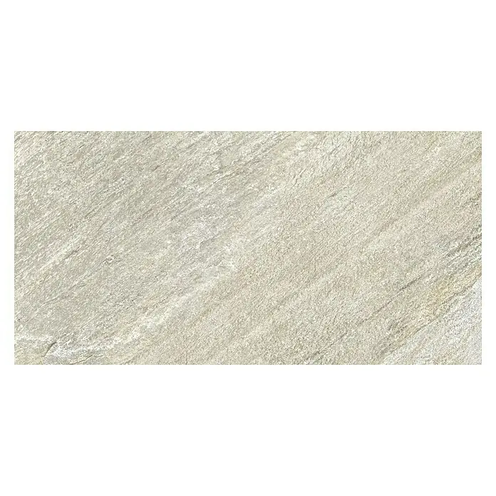 Feinsteinzeugfliese Piazza Sabbia - 59,7 x 119,7 cm, Beige/Grau, Matt - Nahaufnahme einer hellgrauen Keramikfliese mit subtilen, diagonalen Texturen, die eine elegante und schlichte Oberfläche bietet.
