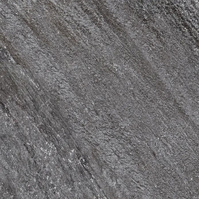 Terrassenfliese Piazza 2.0 - 59,7 x 59,7 x 2 cm, Anthrazit, Matt - Detailaufnahme einer dunklen, strukturierten Steinplatte mit diagonal verlaufenden Maserungen für den Innen- und Außenbereich.