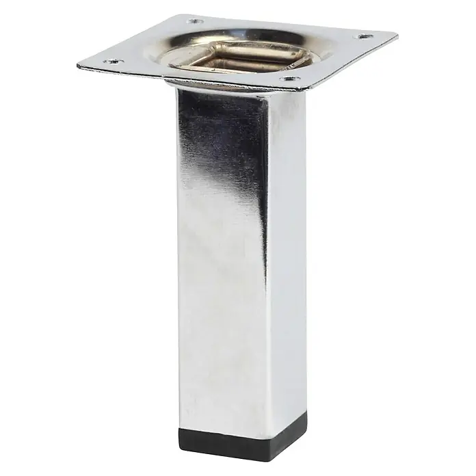 Element System Möbelfuß2,5 x 2,5 x 10 cm, Traglast: 30 kg, Stahl, Chrom - Nahaufnahme eines glänzenden, quadratischen Möbelfußes aus Chrom mit schwarzem Bodenschoner vor einem schwarzen Hintergrund.