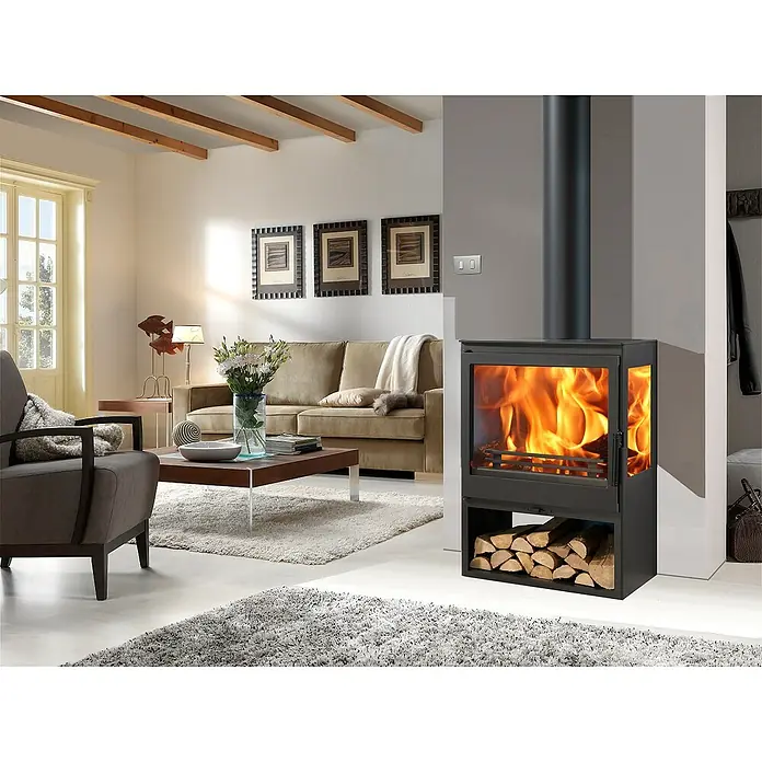 Panadero Kaminofen Diamant 3V Eco - 7,1 kW, Raumheizvermögen: 220 m³, Material Verkleidung: Stahl, Schwarz - Stimmungsvolles Wohnzimmer mit einem modernen Kaminofen, der Wärme und Ambiente verbreitet. Die Holzscheite darunter sind ein praktischer Blickfang.