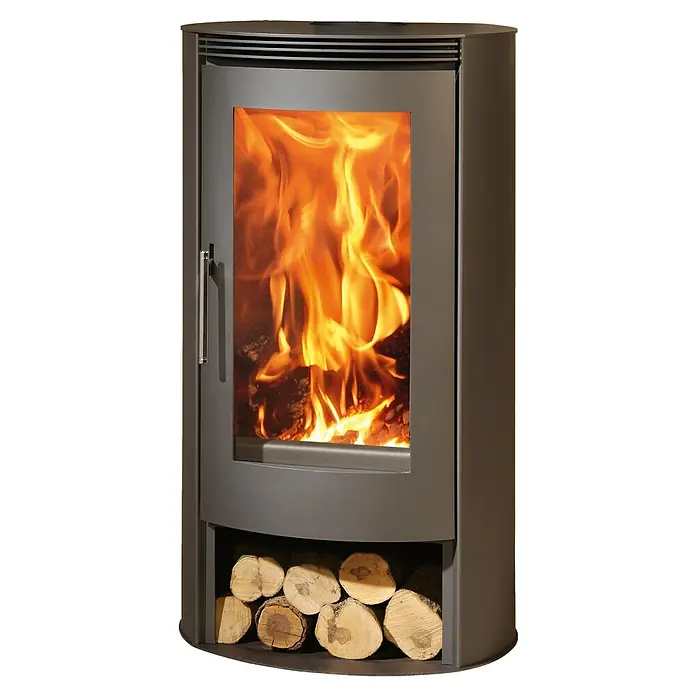 Panadero Kaminofen Delta Eco - 8 kW, Raumheizvermögen: 240 m³, Material Verkleidung: Stahl, Schwarz - Ein grauer Kaminofen mit Holzscheiten darunter und einem brennenden Feuer im Inneren, der Wärme und Gemütlichkeit verspricht.
