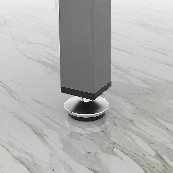 Rei Tornillo regulable - Cromo, 4 ud. - Pata cuadrada gris para muebles con banda negra y pie redondo plateado ajustable sobre suelo de mármol.