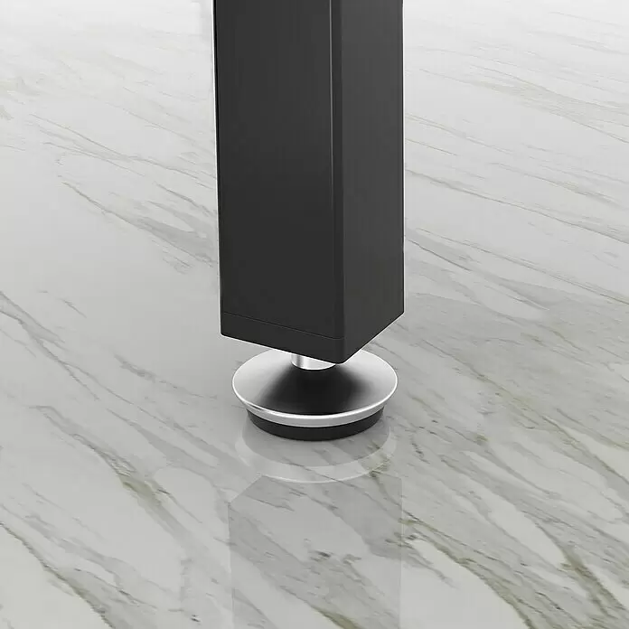 Rei Tornillo regulable - Cromo, 4 ud. - Pata de mueble cuadrada negra con un pie nivelador redondo y ajustable de color plateado.