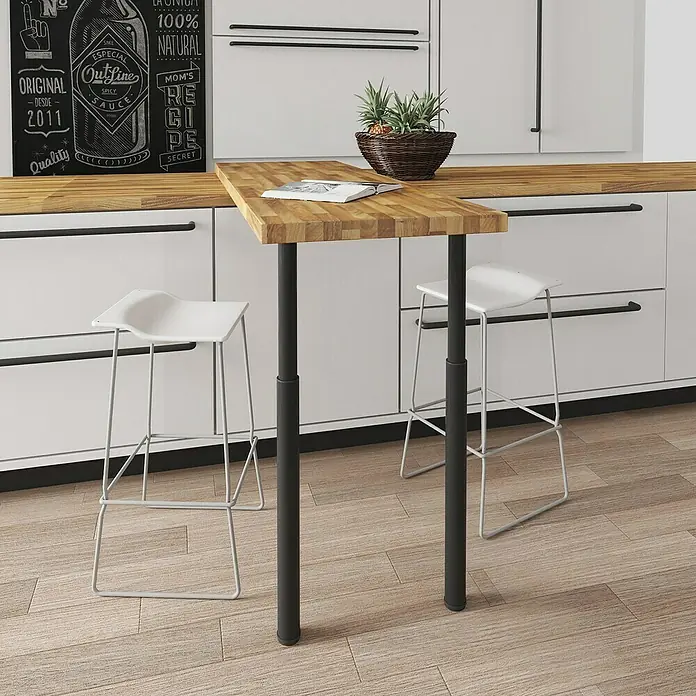 Rei Teleskop-Möbelfuß - Durchmesser: 6 cm, Höhenverstellung: 71 cm - 100 cm, Stahl, Schwarz - Ein Küchentisch mit Holzplatte und schwarzen Beinen steht mit zwei weißen Barhockern in einer modernen Küche.
