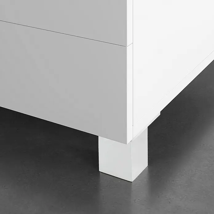 Rei Möbelfuß - L x B x H: 4 x 8 x 6 cm, Kunststoff, Aluminium, 1 Stk. - Detailaufnahme eines minimalistischen, weißen Möbelfußes. Schlichtes Design, das die moderne Ästhetik des Möbelstücks hervorhebt.