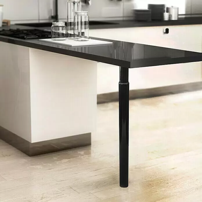 Rei Teleskop-Möbelfuß - Durchmesser: 6 cm, Höhenverstellung: 71 cm - 100 cm, Stahl, Schwarz - Schwarzes, verstellbares Tischbein stützt die verlängerte Arbeitsplatte einer modernen Kücheninsel.