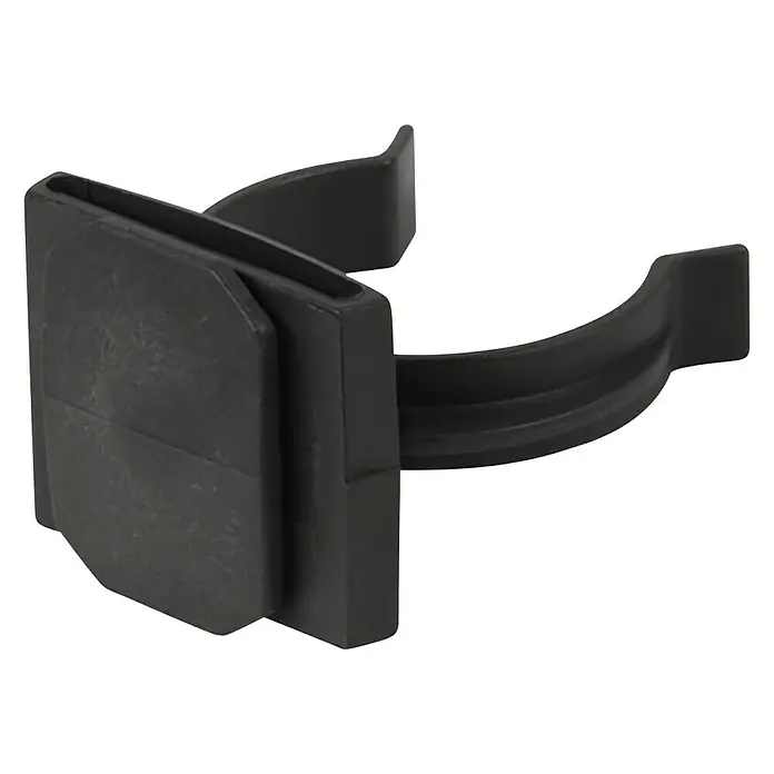 Rei Sockelblendenclip P-125 - L x B x H: 4,2 x 4,6 x 4,5 cm, Kunststoff, 4 Stk. - Nahaufnahme einer schwarzen Rohrschelle aus Kunststoff, die zur Befestigung von Rohren verwendet wird.