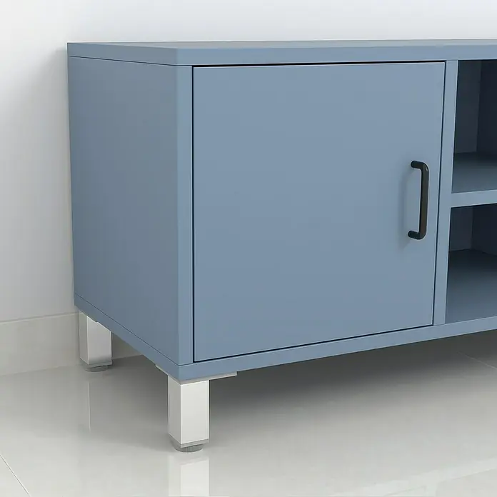 Rei Möbelfuß - L x B x H: 40 x 40 x 100 mm, Aluminium, Verchromt - Nahaufnahme eines blauen Sideboards mit einer Tür, einem schwarzen Griff und silbernen Beinen auf einem glänzenden weißen Boden.