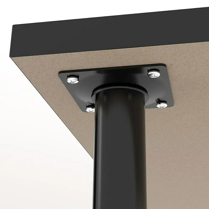 Rei Möbelfuß - Ø x H: 3 cm x 200 mm, Stahl, Schwarz - Nahaufnahme eines Tisches mit schwarzem Bein und Schrauben, die die Platte befestigen.