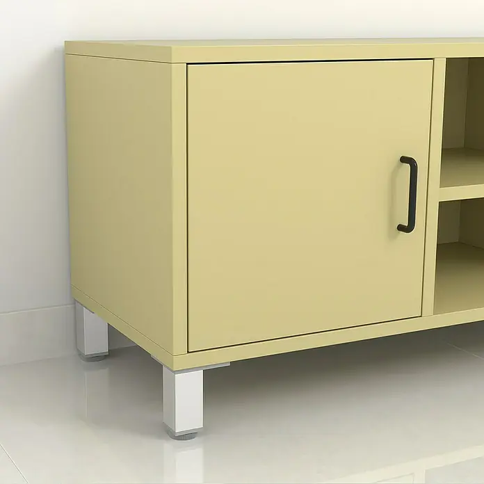 Rei Möbelfuß - L x B x H: 40 x 40 x 100 mm, Aluminium, Eloxiert - Ein gelber Schrank mit einer Tür und einem schwarzen Griff, der auf silbernen Füßen steht. Auf der rechten Seite befinden sich offene Regale.