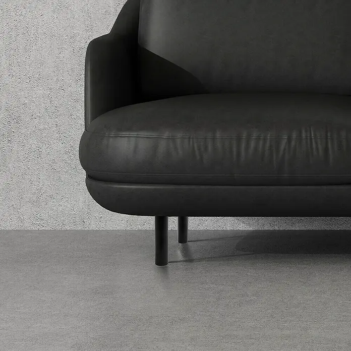 Rei Möbelfuß-Set - Ø x H: 3 cm x 150 mm, Stahl, 4 Stk., Schwarz - Detailaufnahme eines eleganten schwarzen Ledersofas mit minimalistischen Metallbeinen vor einer strukturierten Wand.
