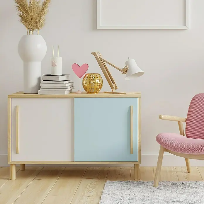 Rei Pata para muebles - L x An x Al: 5,8 x 5,8 x 15 cm, Capacidad de carga: 20 kg, Madera - Elegante aparador con cajones en blanco y azul pastel, ideal para un ambiente moderno con elementos decorativos como lámpara, corazón y jarrón.
