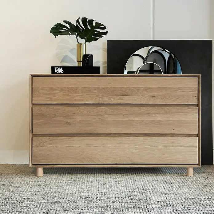 Rei Pata para muebles - L x An x Al: 6,5 x 6,5 x 8 cm, Capacidad de carga: 20 kg, Madera - Elegante cómoda de madera clara con tres cajones y detalles decorativos. Ideal para un ambiente moderno.