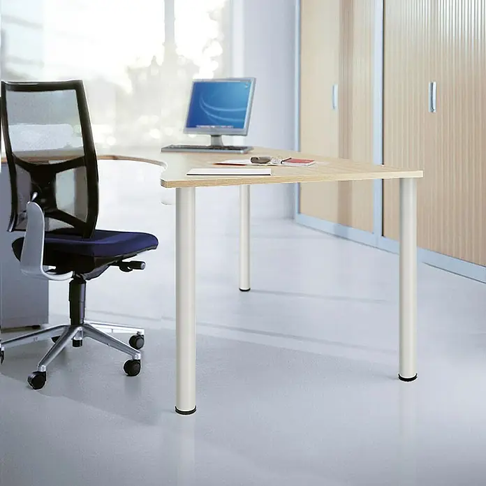 Rei Möbelfuß - Ø x H: 8 cm x 710 mm, Stahl, Weiß - Dieser Bürotisch mit seinem hellen Holzton und den stabilen weißen Beinen bietet eine moderne Arbeitsfläche, ergänzt durch einen ergonomischen Bürostuhl.