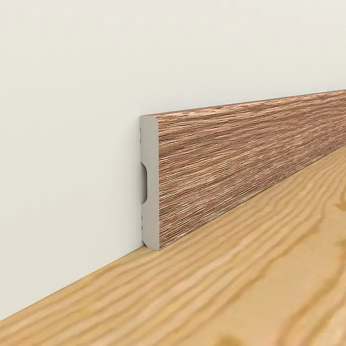 Oknum Rodapié Logan - 200 cm x 14 mm x 90 mm - Primer plano de un zócalo de madera con textura de veta de madera contra una pared blanca y un piso de madera.
