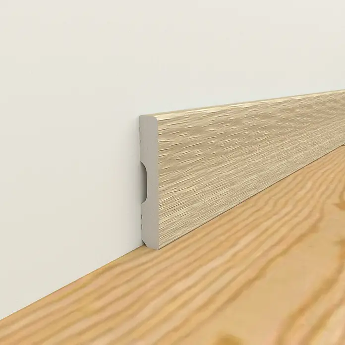 Oknum Rodapié Lucania - 200 cm x 14 mm x 90 mm - Rodapié de madera clara creando una línea limpia entre la pared y el suelo. Un elemento ideal para un diseño interior elegante.