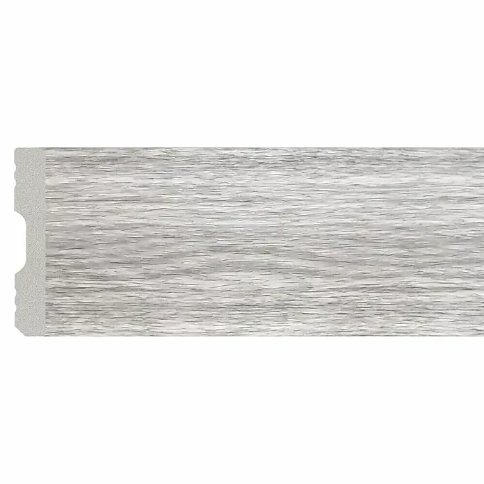 Oknum Rodapié Musala - 200 cm x 14 mm x 90 mm - Primer plano de un zócalo gris con vetas de madera, ideal para interiores modernos. El zócalo proporciona una transición limpia entre la pared y el suelo.
