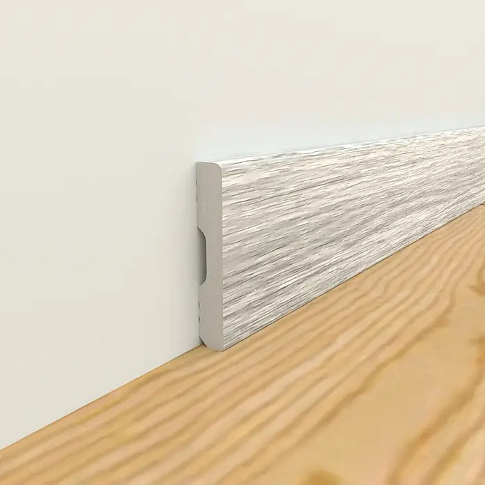 Oknum Rodapié Musala - 200 cm x 14 mm x 90 mm - Rodapié moderno con aspecto de madera clara, creando una transición limpia entre la pared y el suelo de madera. Práctico y elegante.