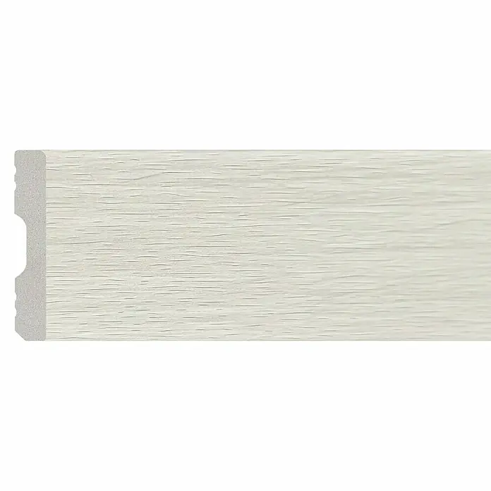 Oknum Rodapié Everest - 200 cm x 14 mm x 90 mm - Primer plano de un zócalo blanco con textura de grano de madera y un borde moldeado para una transición elegante entre la pared y el suelo.