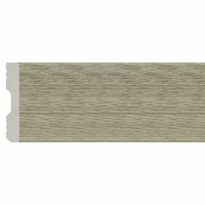 Oknum Rodapié Mana - 200 cm x 14 mm x 90 mm - Primer plano de un rodapié con aspecto de madera, ideal para acabados de suelo elegantes.