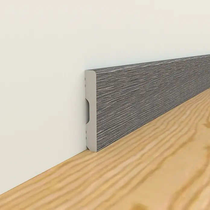 Oknum Rodapié Delani - 200 cm x 14 mm x 90 mm - Rodapié gris moderno con acabado de grano de madera, creando una transición elegante entre la pared y el piso.